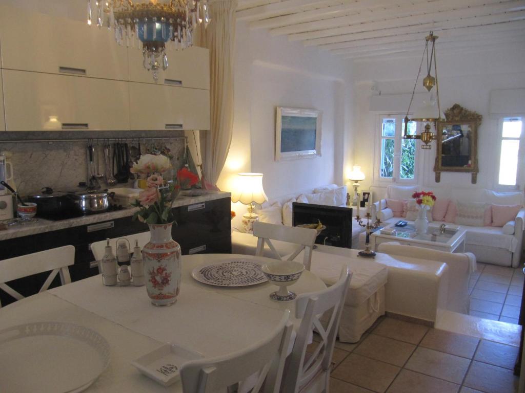 オルノスにあるDiles Complex Apartmentのテーブルと椅子のあるキッチンとリビングルーム