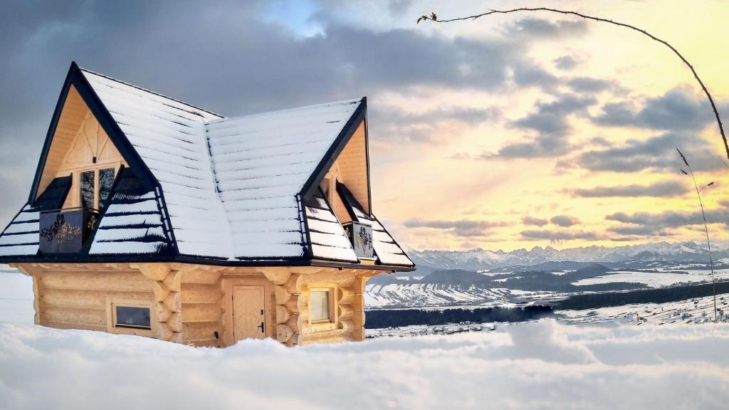 una piccola casa coperta di neve nella neve di Wygodno a Szlembark