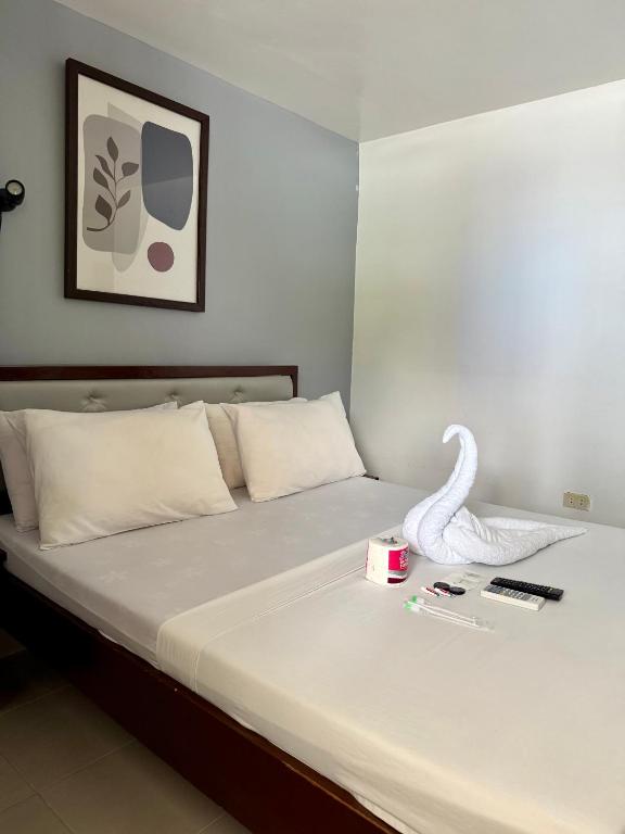 ein Bett mit einem Schwanenspielzeug darauf in der Unterkunft Marion Roos Hotel in Puerto Galera