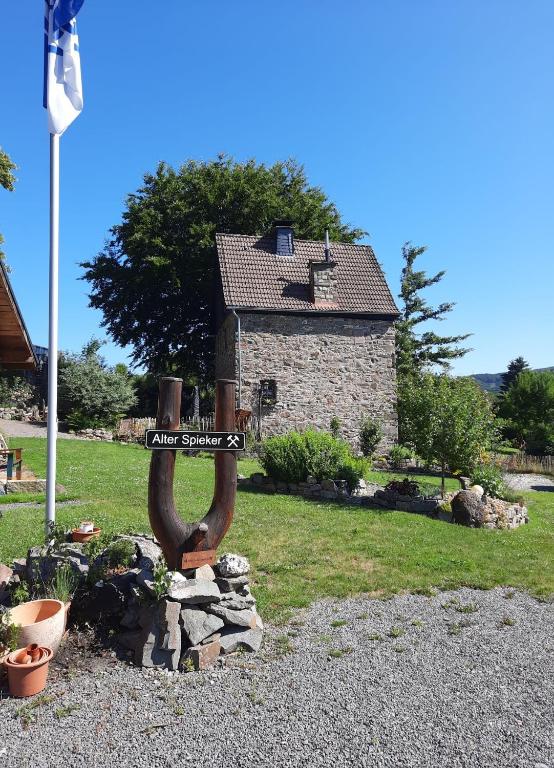 a sign in a yard with a house in the background at Alter Spieker Sundern-Endorf in Endorf