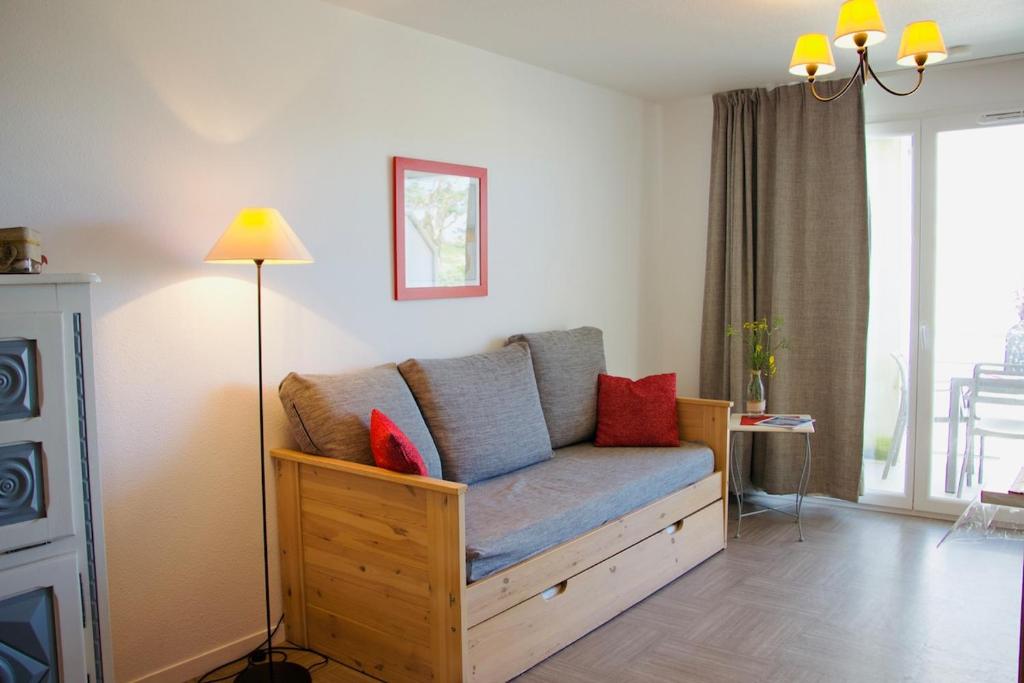 プルガヌーにあるAppartement vue mer, GR 34 et plage au pied !のリビングルーム(ソファ、枕付)