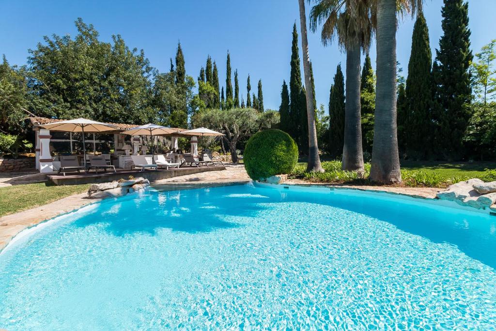 Kolam renang di atau dekat dengan FLH Belaventura Villa