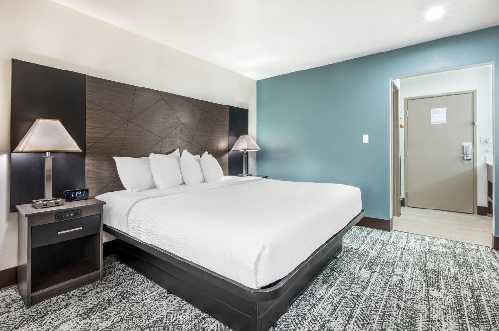 Postel nebo postele na pokoji v ubytování Sleep Inn