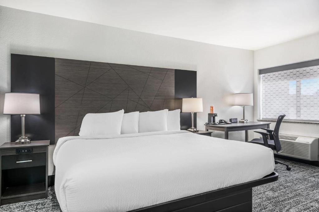 Postel nebo postele na pokoji v ubytování Sleep Inn