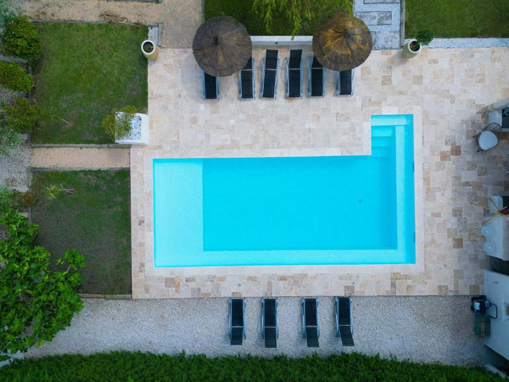 - une vue sur la piscine dans la cour dans l'établissement Magnifique villa familiale avec piscine, à Caumont-sur-Durance