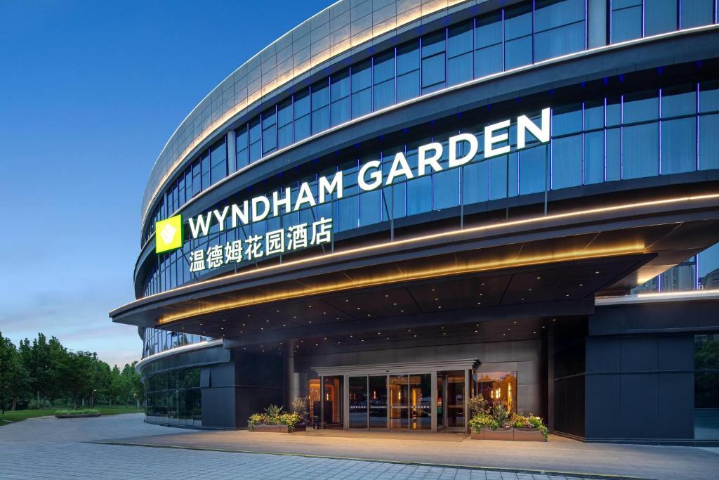 ein Gebäude mit einem Schild an der Seite in der Unterkunft Wyndham Garden Changsha University Town in Changsha