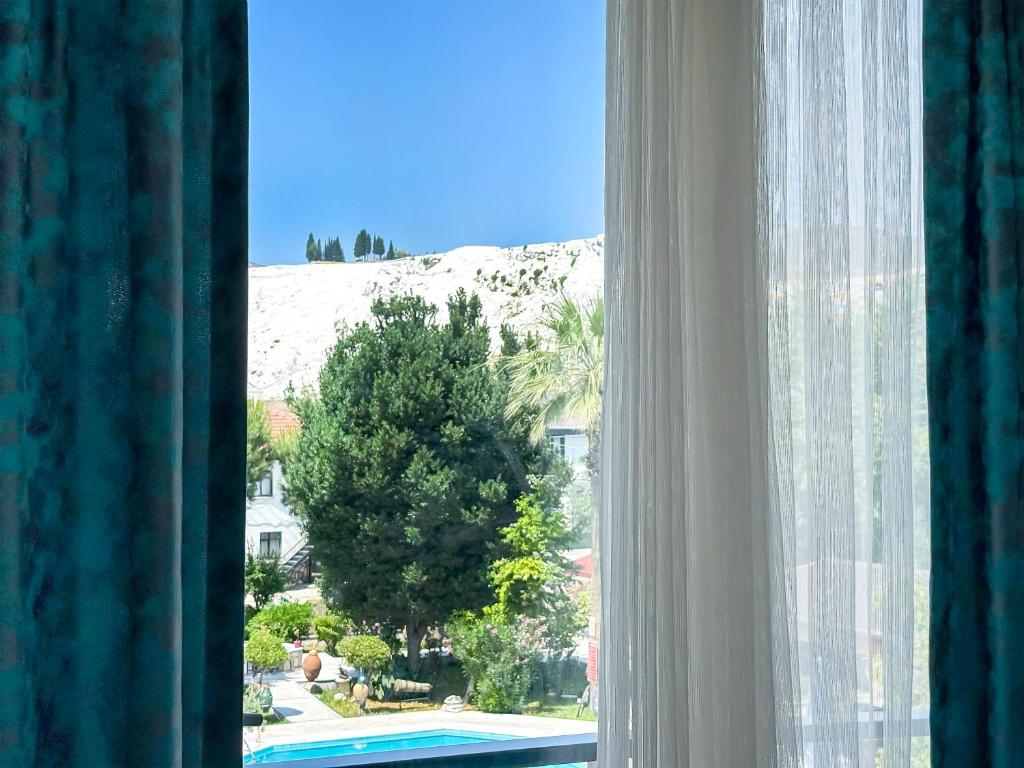 Nespecifikovaný výhled na hory nebo výhled na hory při pohledu z hotelu