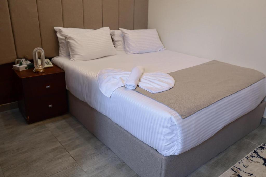 Postel nebo postele na pokoji v ubytování Royal Scarab Pyramids Hotel