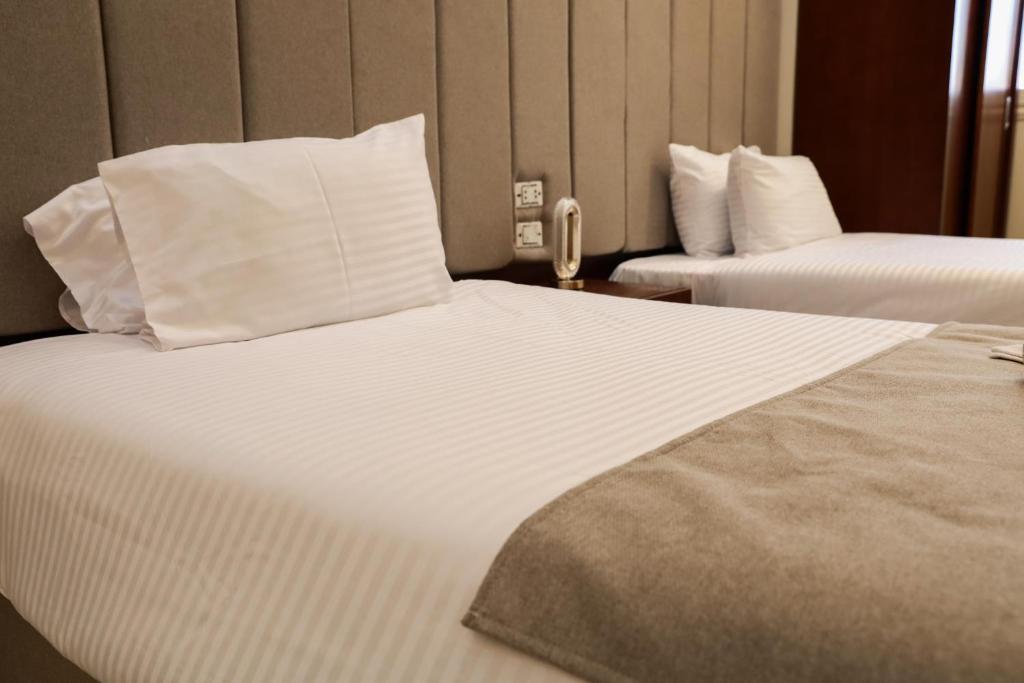 Postel nebo postele na pokoji v ubytování Royal Scarab Pyramids Hotel
