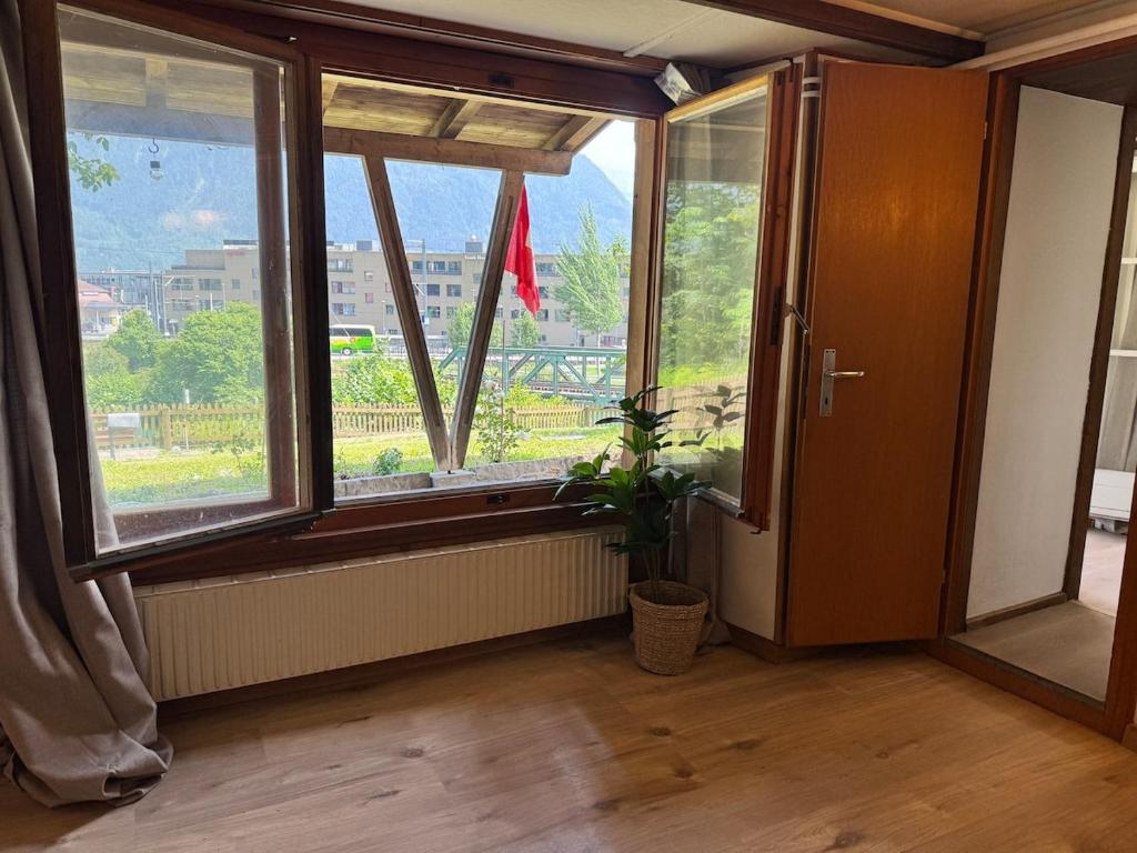 River 1-Kissed Retreat with Iconic Jungfraujoch View - Resim 25