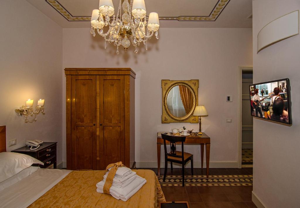 Postel nebo postele na pokoji v ubytování Lucca in Azzurro Maison de Charme