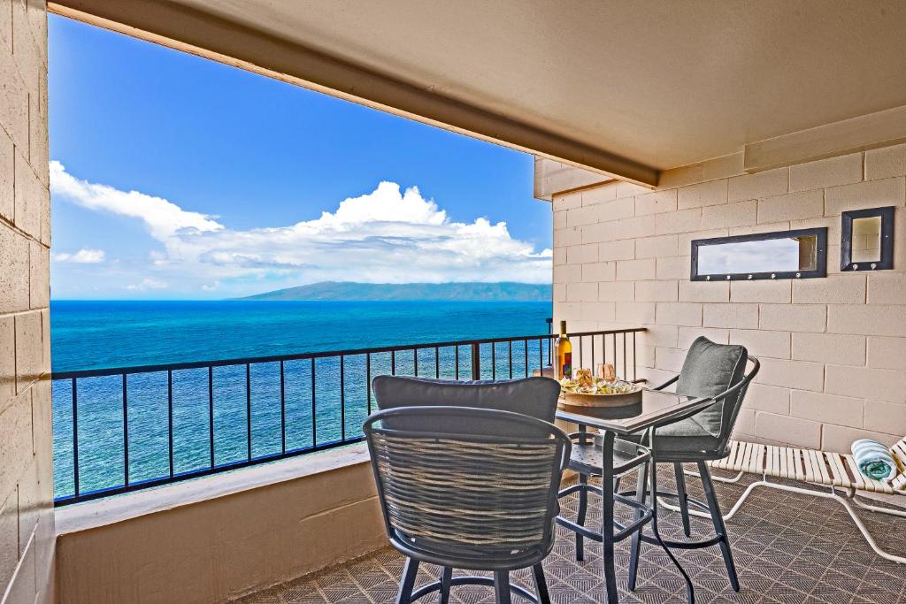 拉海纳Maui Kai Condos - No Resort Fees的配有桌椅并可欣赏海景的阳台