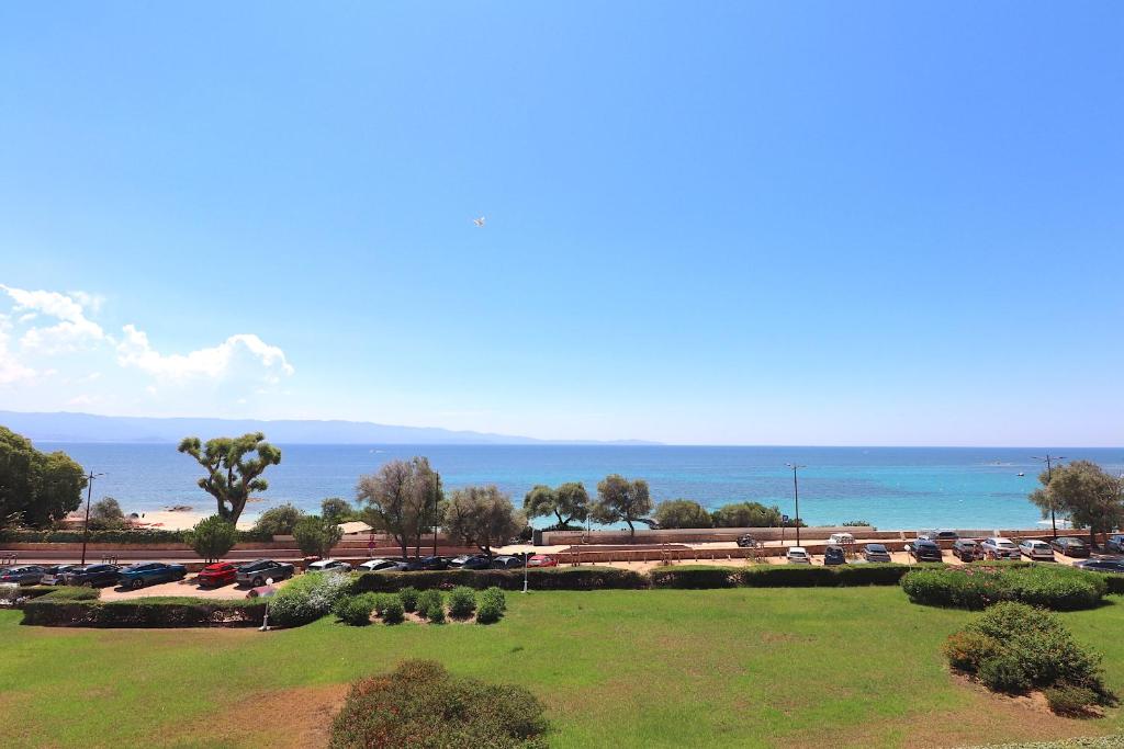 un parking avec des voitures garées sur un parking dans l'établissement ARIA MARINA Duplex vue MER Route des Sanguinaires, Plage à 50M, parking gratuit, 4 pers, à Ajaccio