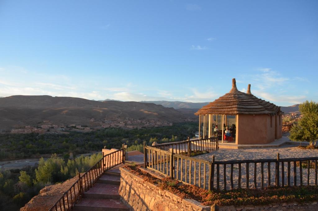 Un mirador en la ladera de una colina con vistas en Kasbah Tizzarouine, en Boumalne