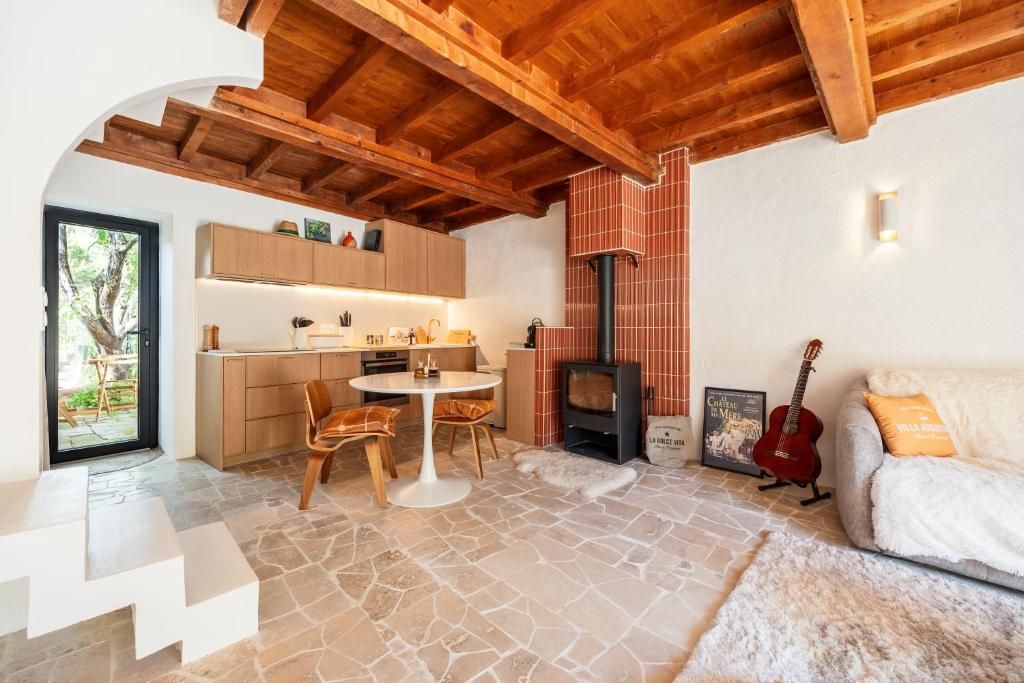 a living room with a table and a kitchen at Villa Augustine - Maison classée 5 étoiles avec piscine à Aix en Provence in Aix-en-Provence