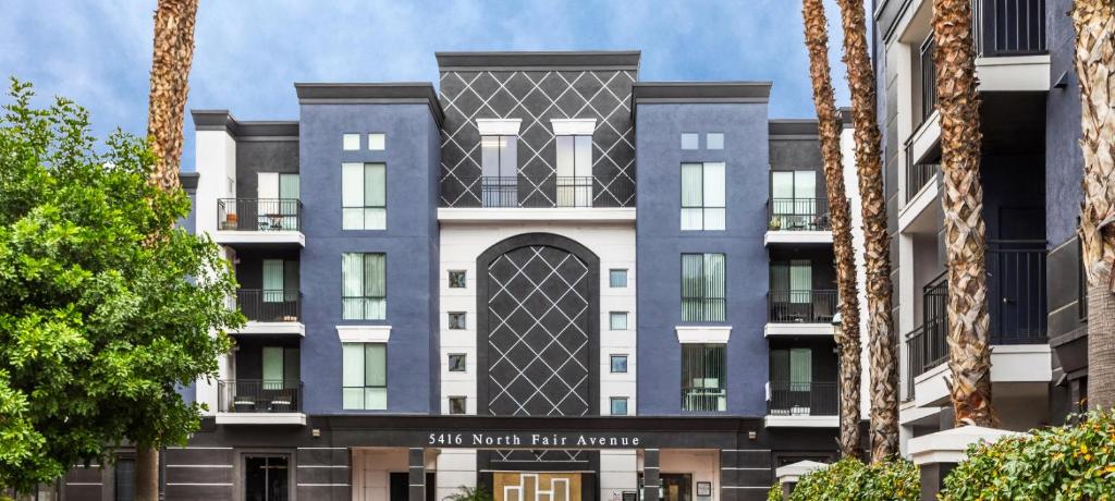 北好莱坞Noho Haven 2 bed Apt with FREE Parking的盐战之路公寓楼效果图