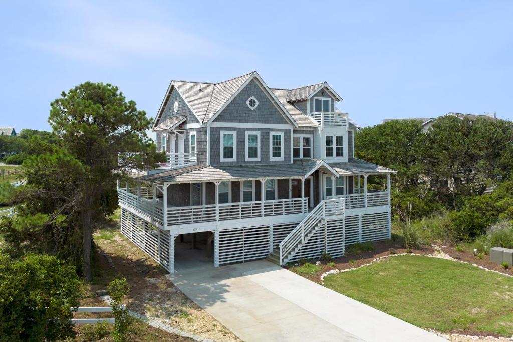 een luchtzicht op een groot huis bij Spoon Haven in Nags Head