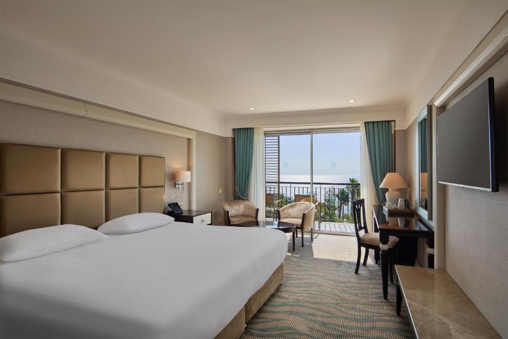 Postel nebo postele na pokoji v ubytování TUI Magic Life Rixos Beldibi - Adult Only