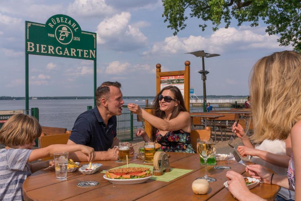 Gäste, die in der Unterkunft Ferienpark Rübezahl am Müggelsee, Haus 21 Efeu mit eigener Sauna, idealer Ort für Natur- und Erholungssuchende, für Radfahrer, Familien mit Kindern und Hundeliebhaber übernachten