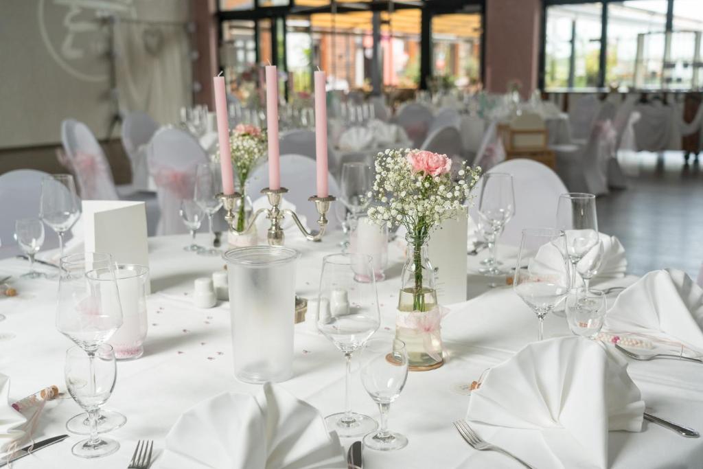 Ein Restaurant oder anderes Speiselokal in der Unterkunft Ferienpark Rübezahl am Müggelsee, Haus 21 Efeu mit eigener Sauna, idealer Ort für Natur- und Erholungssuchende, für Radfahrer, Familien mit Kindern und Hundeliebhaber 