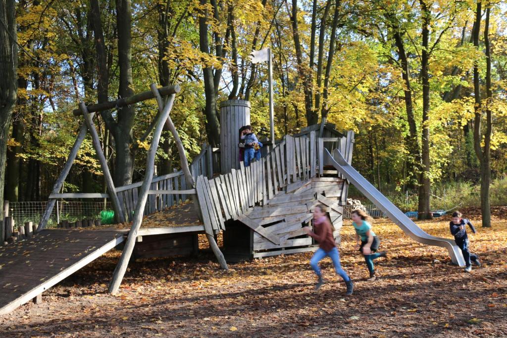 Gäste, die in der Unterkunft Ferienpark Rübezahl am Müggelsee, Haus 21 Efeu mit eigener Sauna, idealer Ort für Natur- und Erholungssuchende, für Radfahrer, Familien mit Kindern und Hundeliebhaber übernachten