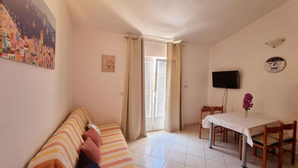salon z kanapą i stołem w obiekcie Apartment Vir 10 w mieście Vir