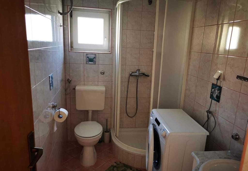 W łazience znajduje się toaleta, wanna i umywalka. w obiekcie Apartment Vir 10 w mieście Vir