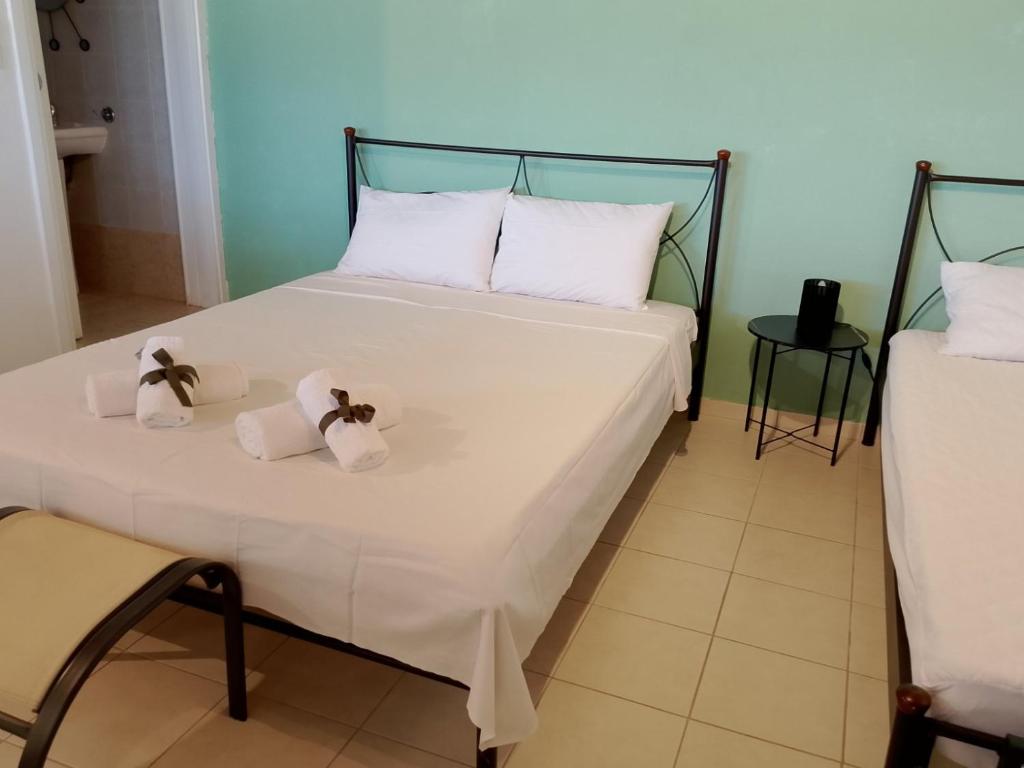 Postel nebo postele na pokoji v ubytování INFO στούντιο