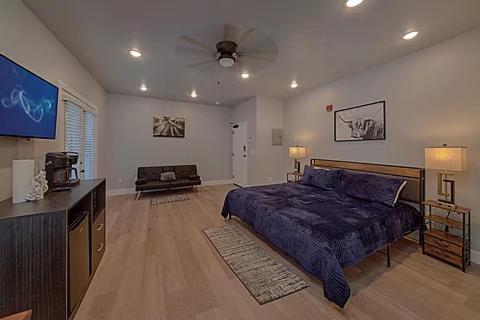 1 dormitorio con 1 cama extragrande y TV en #5 Studio Town Place 2, en Sevierville