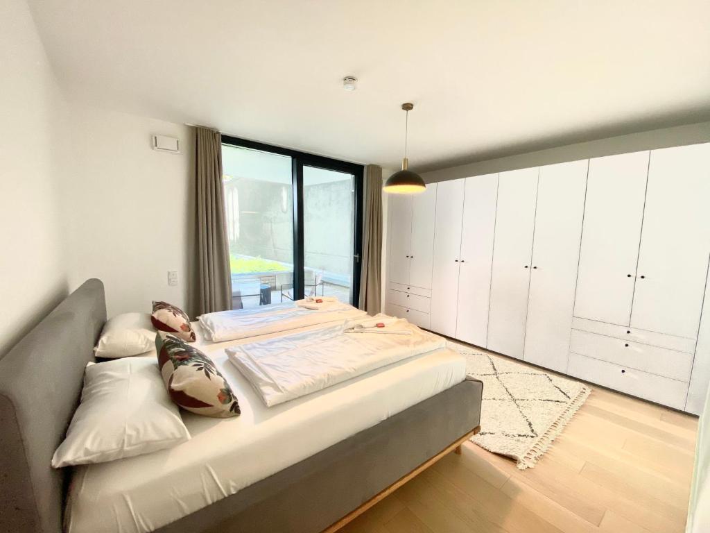 una camera da letto con un letto grande e una grande finestra di Nova Sky a Berlino