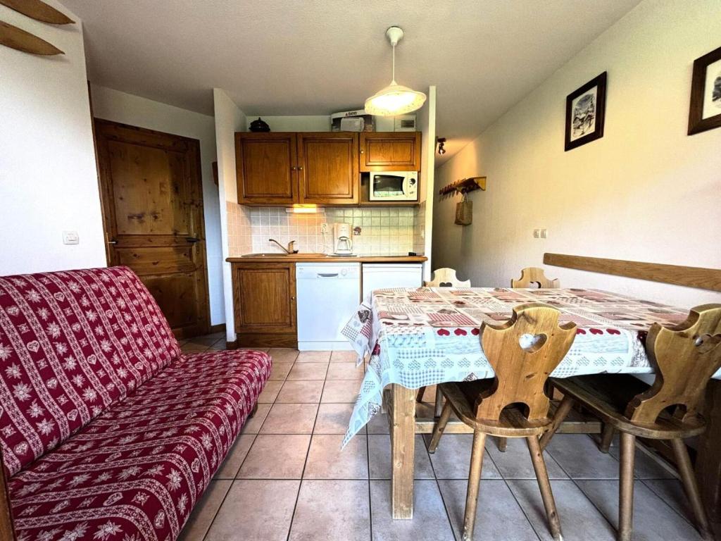 un salon avec une table et un canapé dans l'établissement Résidence Les Oursons - Appartement au pied des pistes, vue Mont-Charvin MAE-2394, à Notre-Dame-de-Bellecombe
