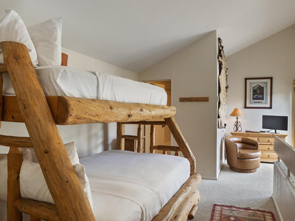Postel nebo postele na pokoji v ubytování Vail 21 - CoralTree Residence Collection