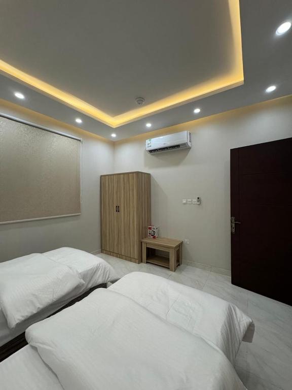 a bedroom with two beds and a projector at غرفة وحمام مفروشة in Riyadh