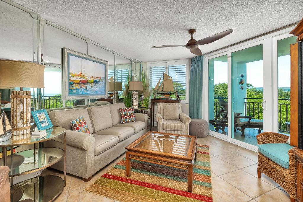 una sala de estar con un sofá y una mesa en North Breakers #410, en Saint Simons Island
