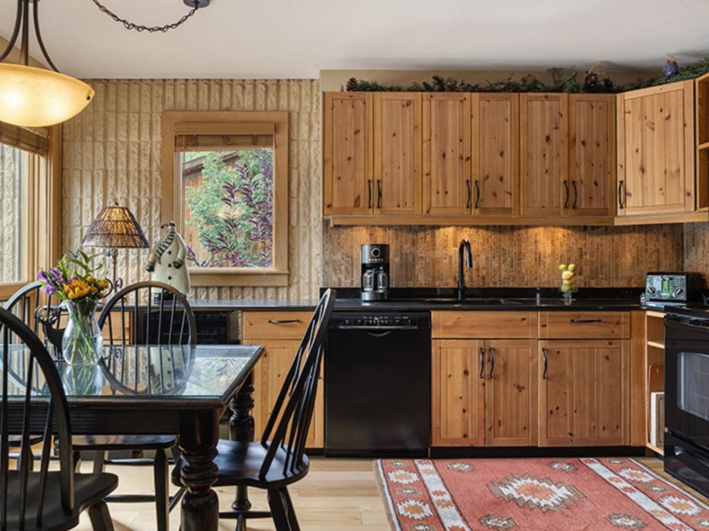 Kuchyň nebo kuchyňský kout v ubytování Vail 21 - CoralTree Residence Collection