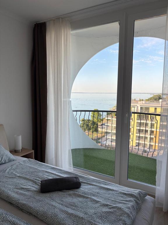 Posteľ alebo postele v izbe v ubytovaní Seaforth Apartment