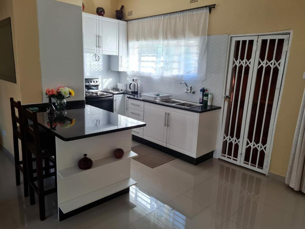 Kuchyň nebo kuchyňský kout v ubytování MoreBs Place 2 Bedrm duplex Solar backUp & wifi