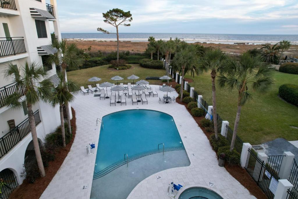 Una vista aérea de una piscina con mesas y sillas. en North Breakers #311, en Saint Simons Island