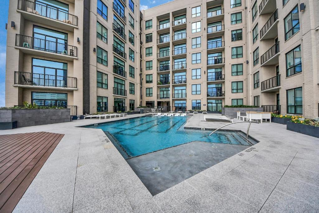 a swimming pool in front of a building at 1bd Luxury apartment near Texas Medical Center in Houston