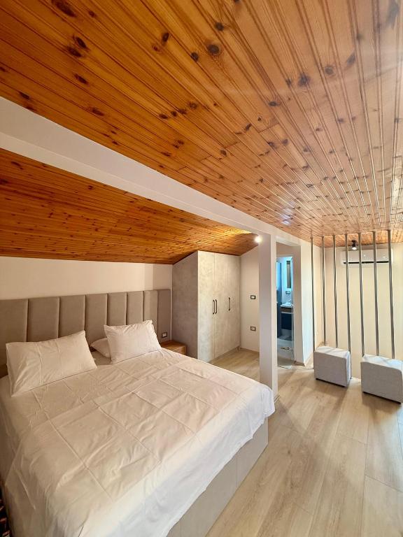 Ένα ή περισσότερα κρεβάτια σε δωμάτιο στο Hotel Shkodra Lake