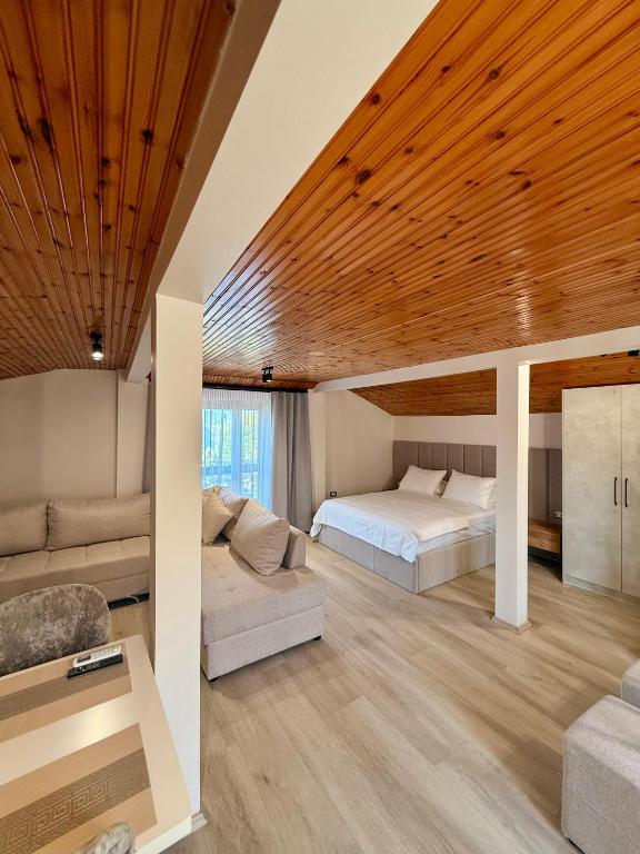Ένα ή περισσότερα κρεβάτια σε δωμάτιο στο Hotel Shkodra Lake