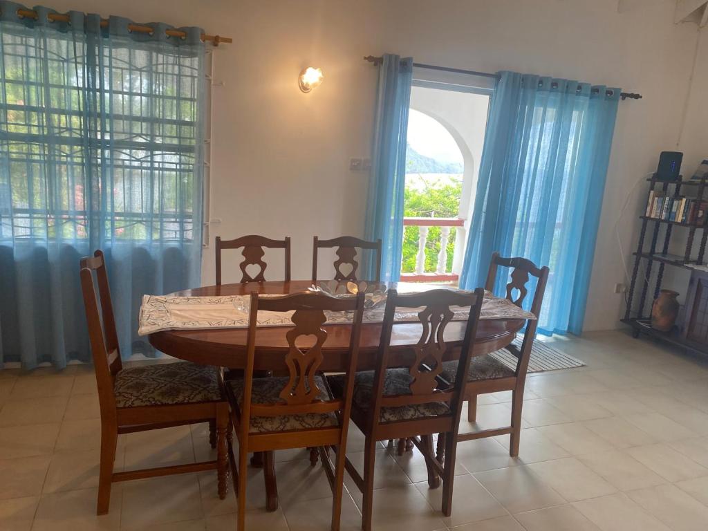 Posezení v ubytování Immaculate 3 Bed Villa Overlooking Admiralty Bay