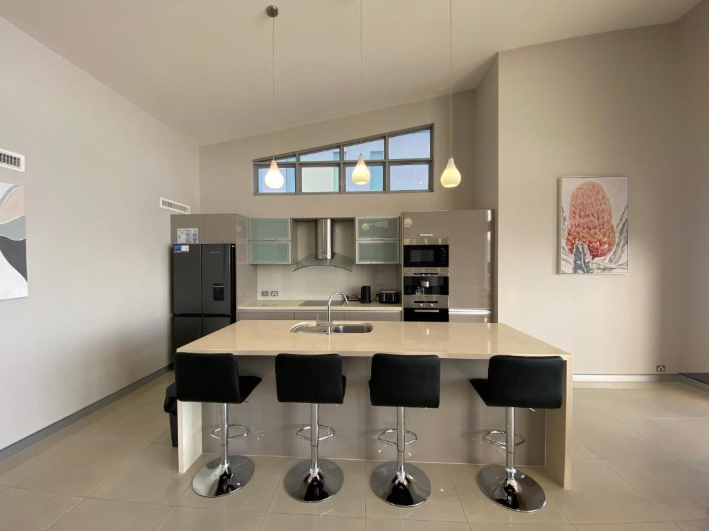 Beachfront Redvue Holiday Apartments - Attico