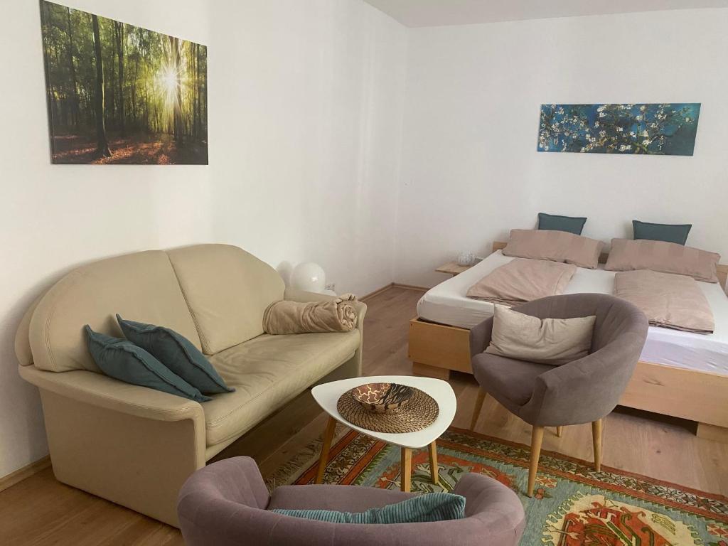 ein Wohnzimmer mit einer Couch und einem Bett in der Unterkunft Dein Rückzugsort in der Pfalz in Ruppertsberg