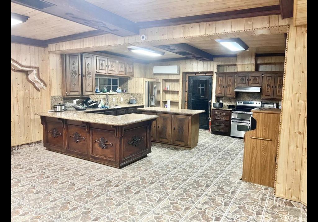 Η κουζίνα ή μικρή κουζίνα στο Gated Hacienda Great for Family