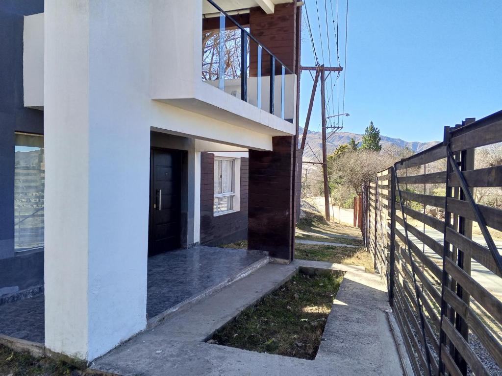 タフィ・デル・バジェにあるCasa hauseの門と柵の白い建物