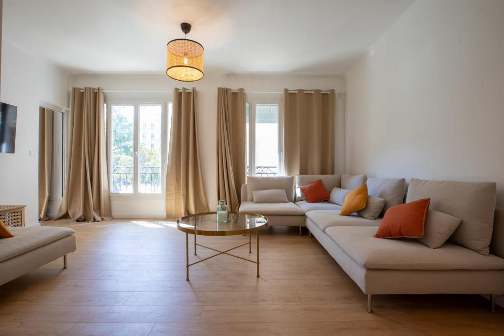 una sala de estar con un sofá y una mesa en Les Balcons de la Bourse, en Marsella