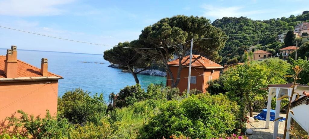 vistas a un cuerpo de agua desde una casa en Villa Mimosa, en Bergeggi