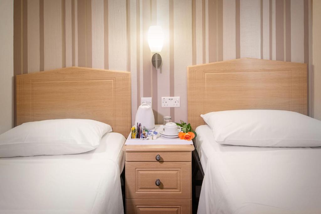 Llit o llits en una habitació de Fairway Hotel