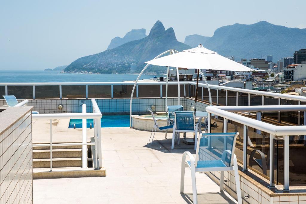 a deck with chairs and an umbrella on a boat at Atlantis Copacabana Hotel in Rio de Janeiro